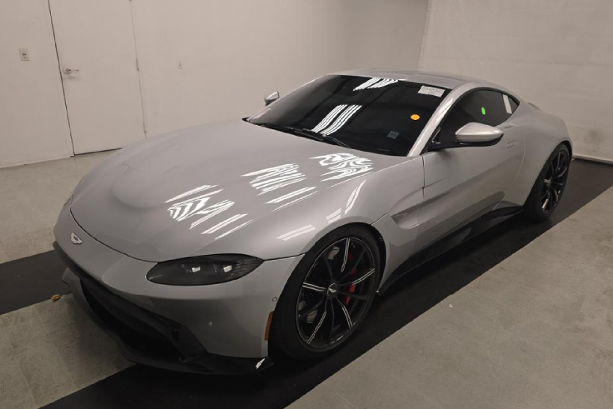 2020 Aston Martin Vantage Base's photo