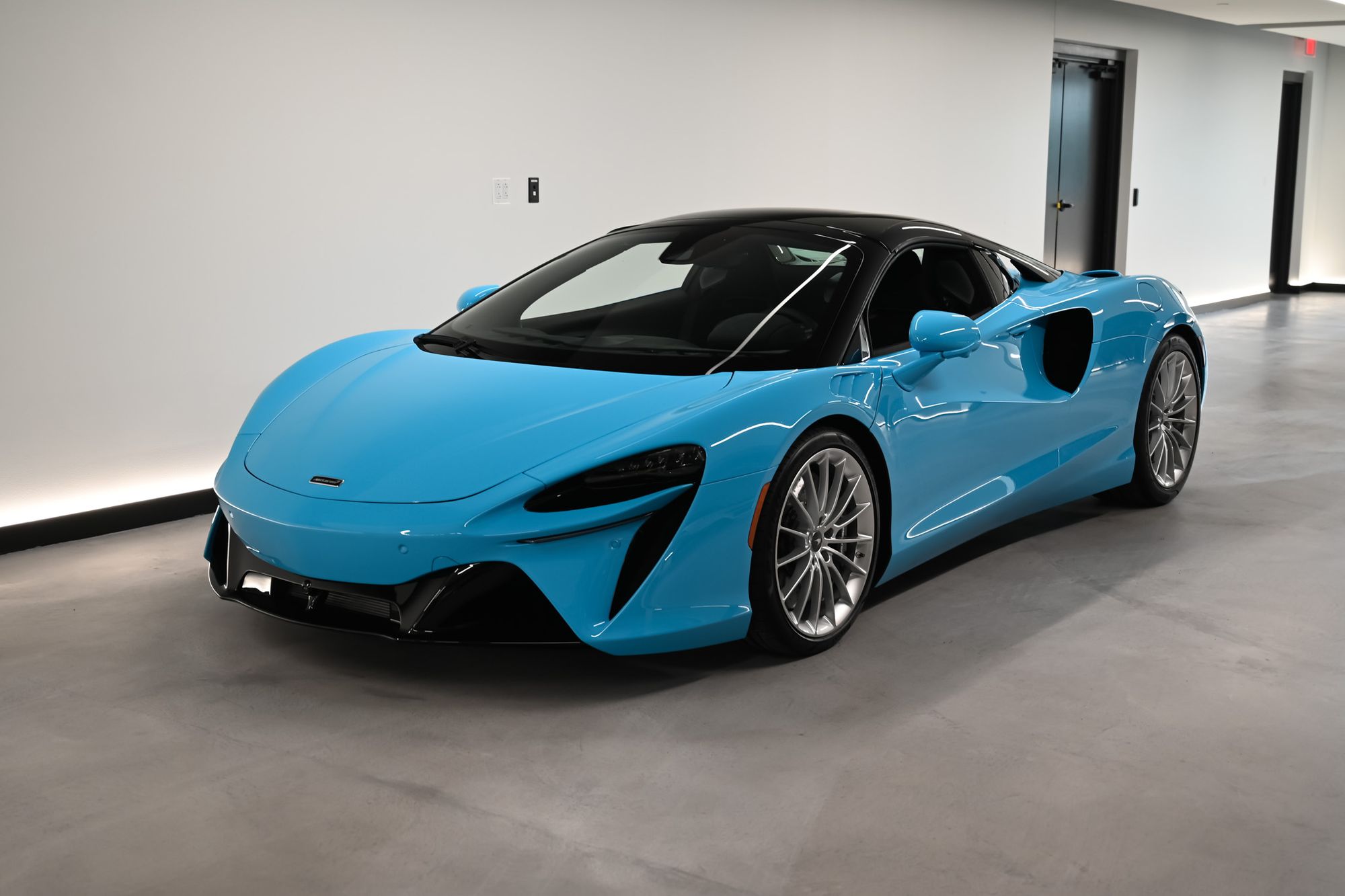 2026 McLaren Artura - Photo 3
