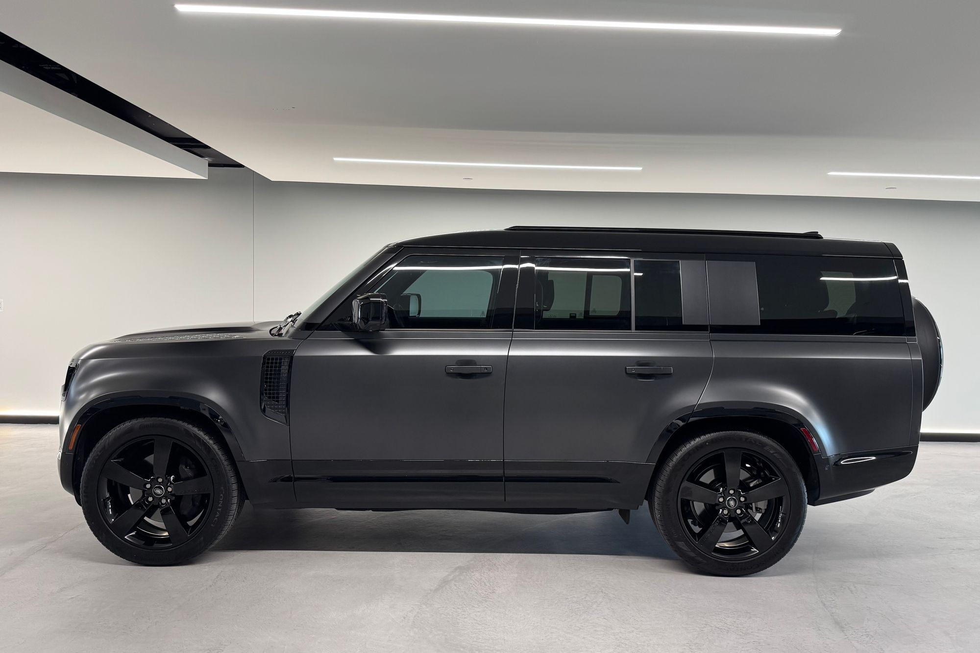 2025 Land Rover Defender 130 X-Dynamic SE P400's photo