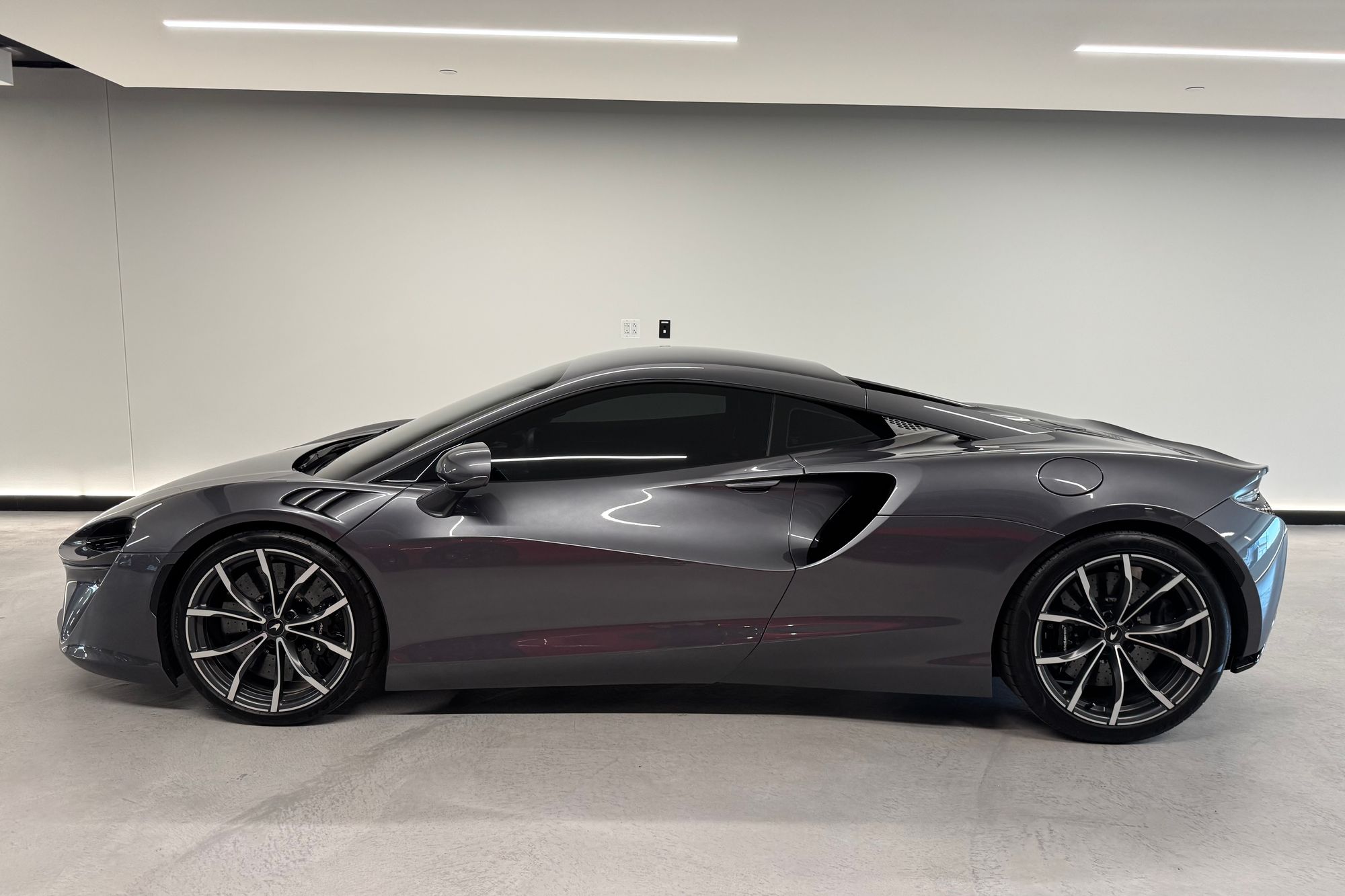 2024 McLaren Artura's photo