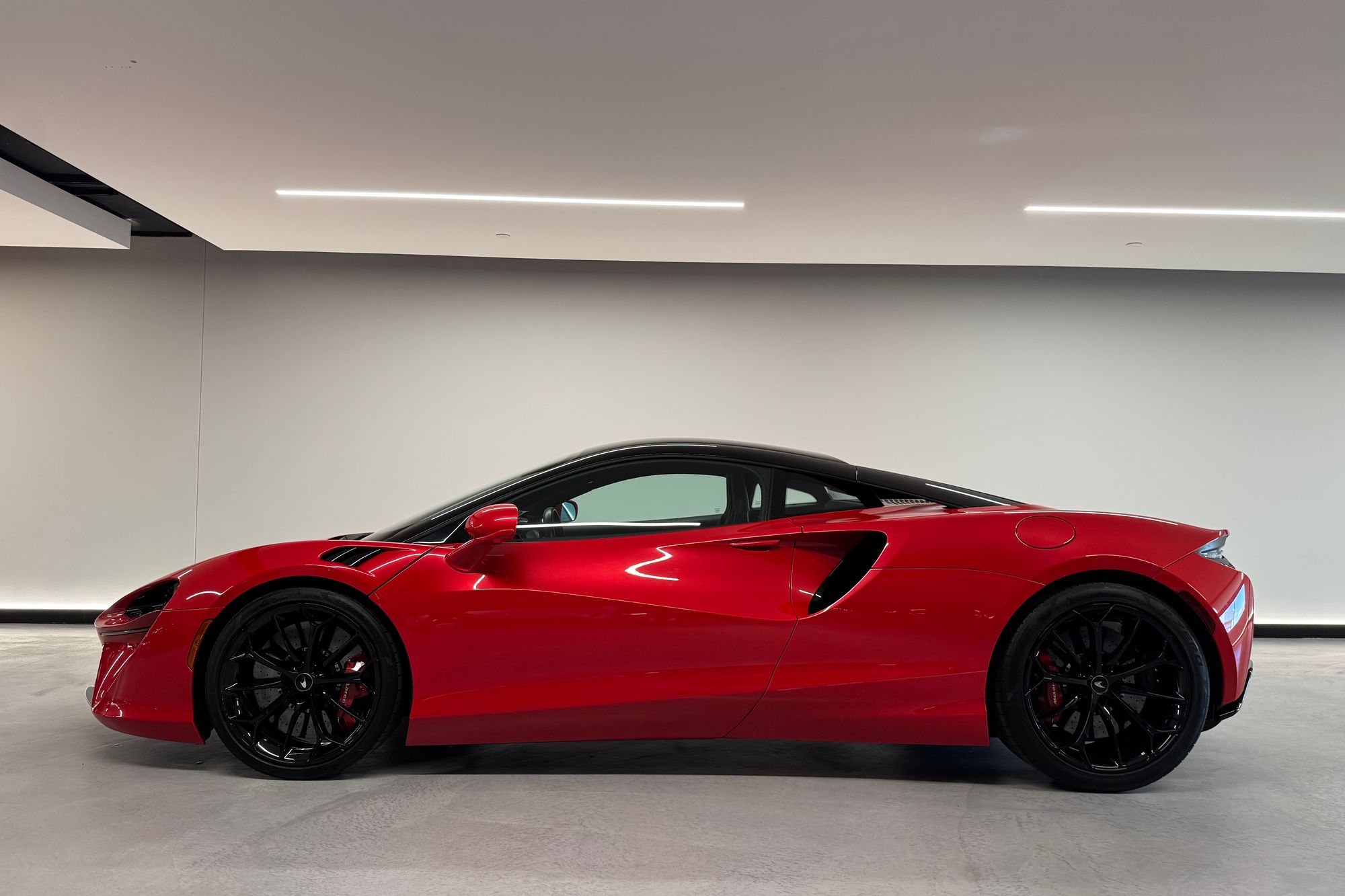 2023 McLaren Artura 3.0's photo