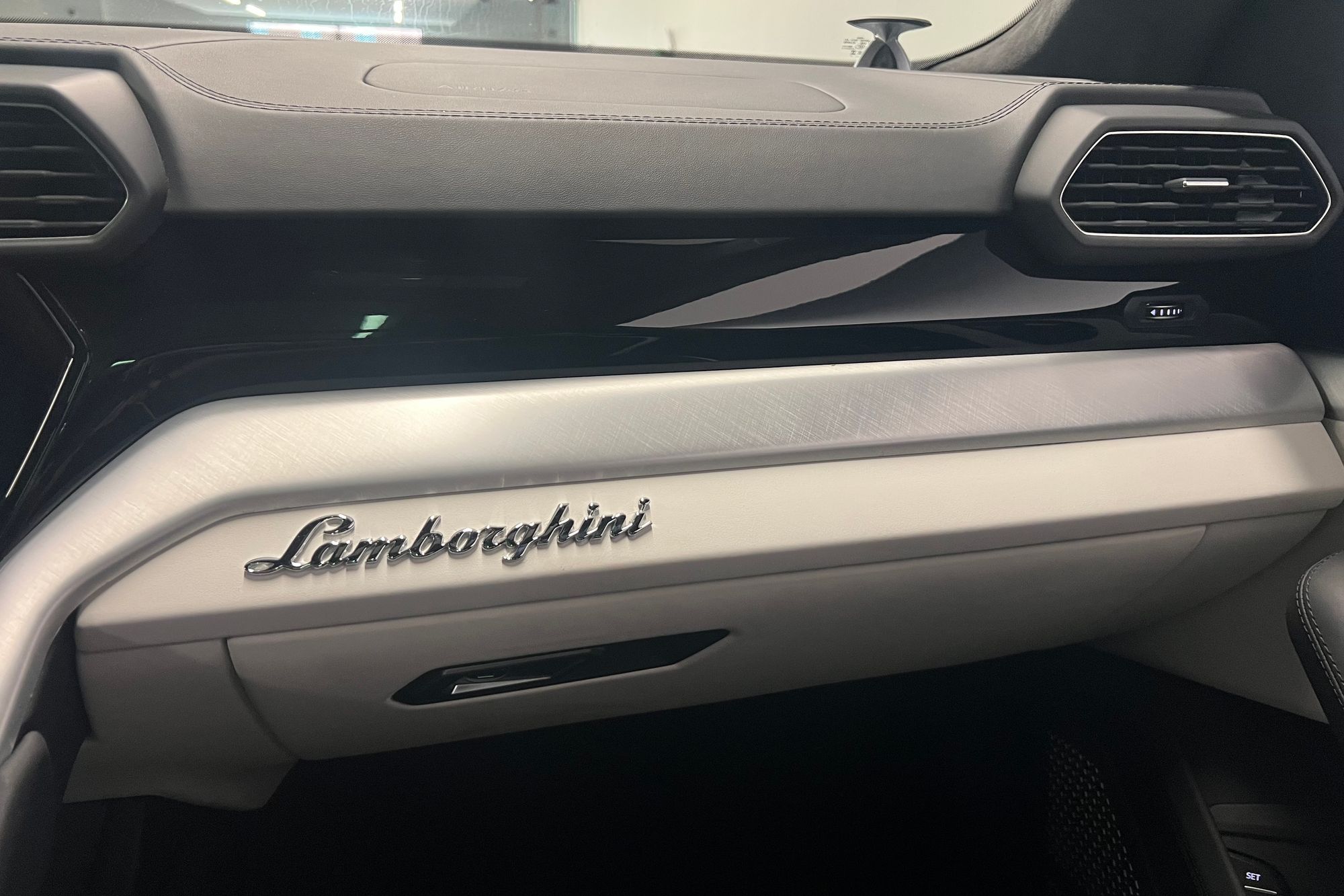 2023 Lamborghini Urus S - Photo 32