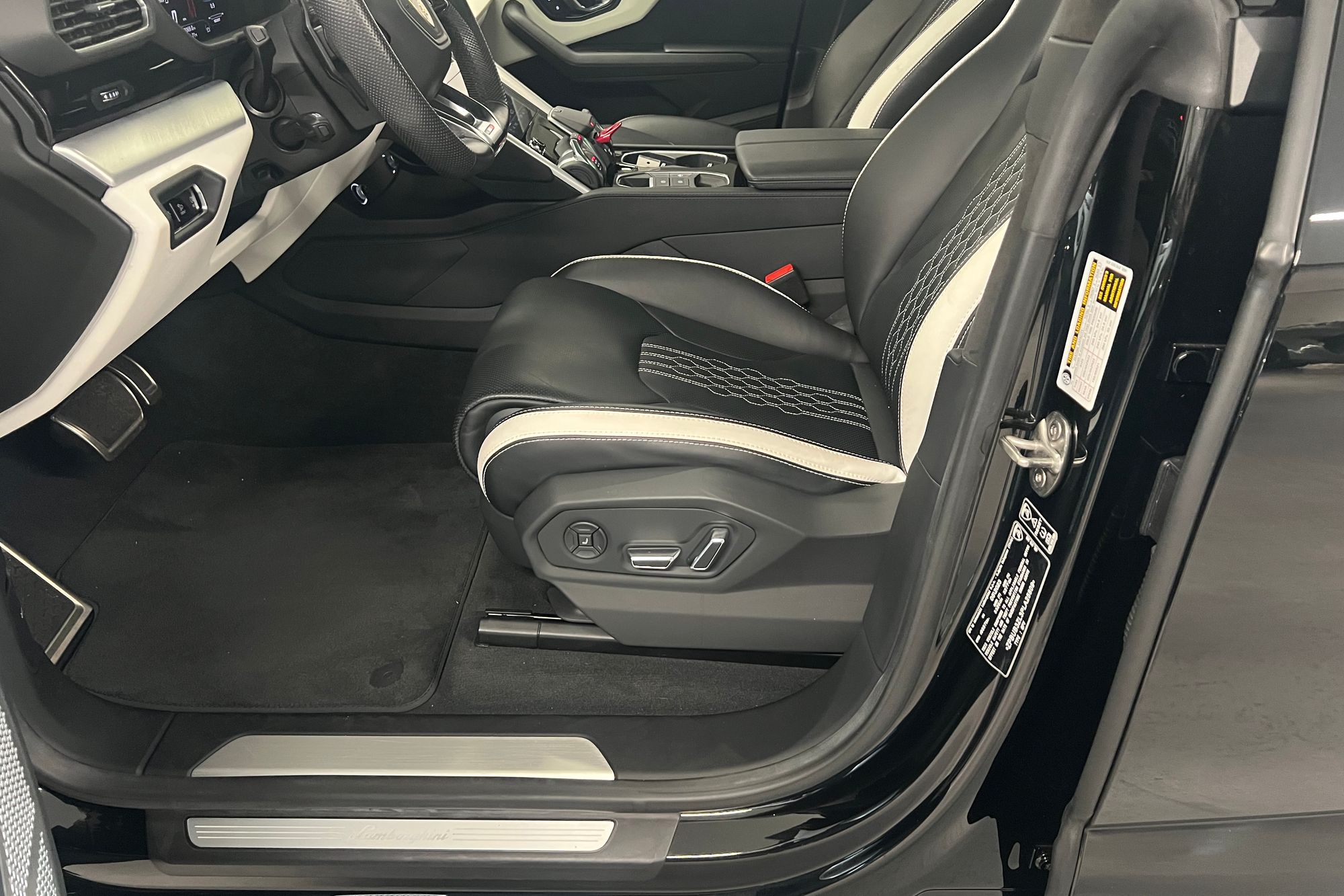 2023 Lamborghini Urus S - Photo 23