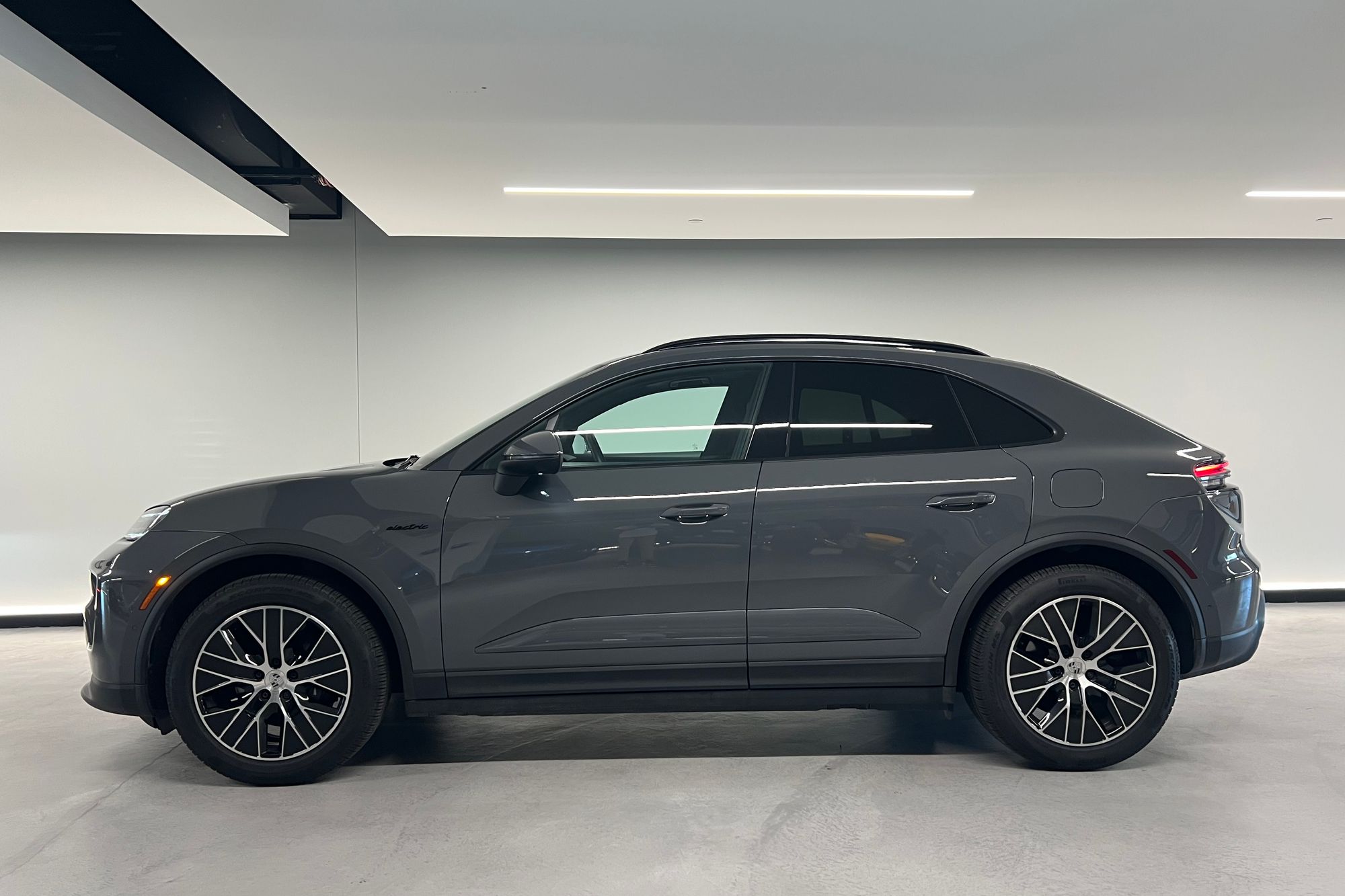 Used 2025 Porsche Macan Base with VIN WP1AD2XA0SL077676 for sale in Hinsdale, IL