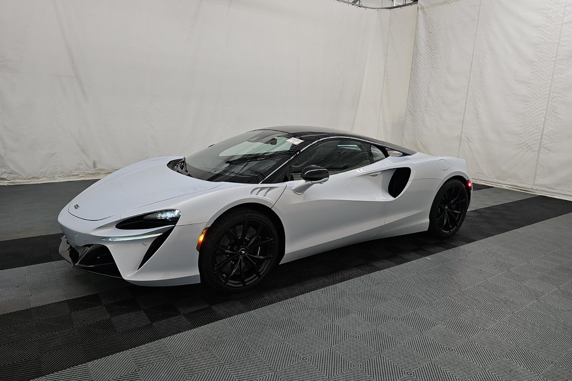 2023 McLaren Artura
