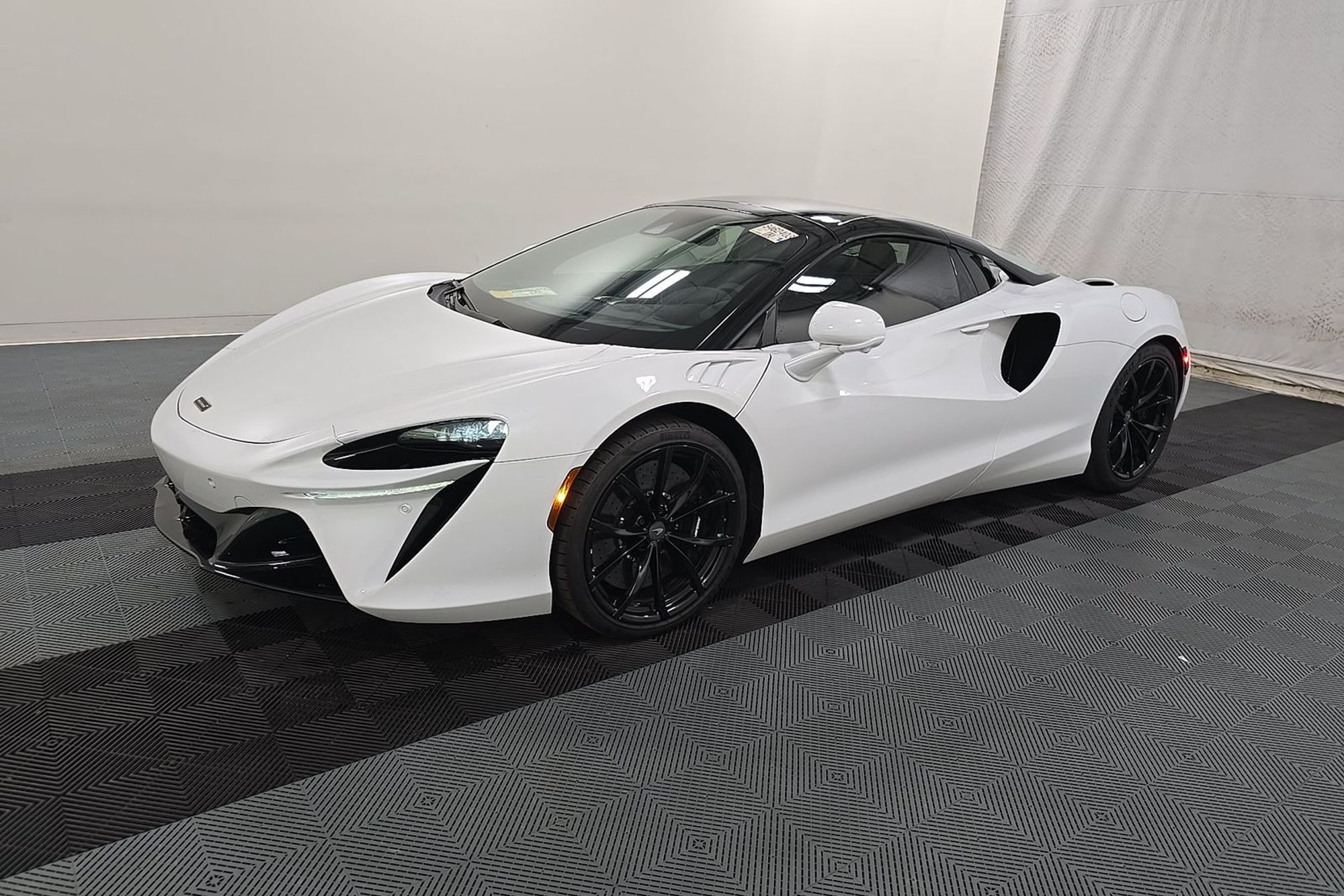 2025 McLaren Artura